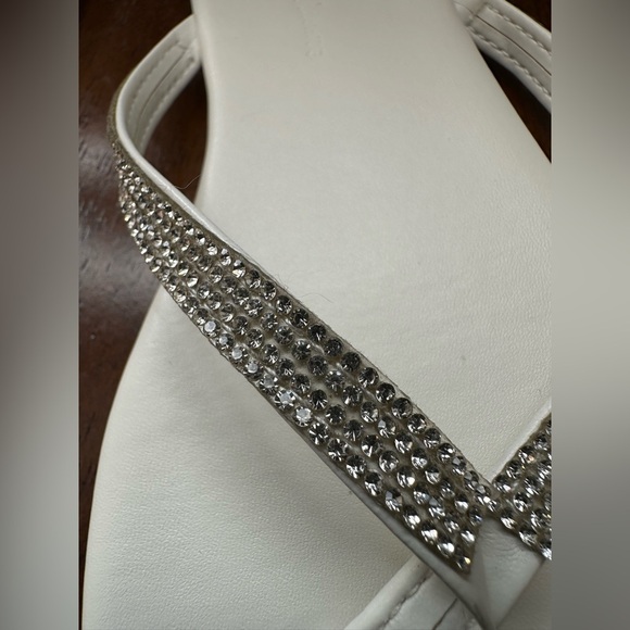 White Rhinestone Sandals Size 7 Glam Flip Flops Summer Party Shoes. - Picture 3 of 7
